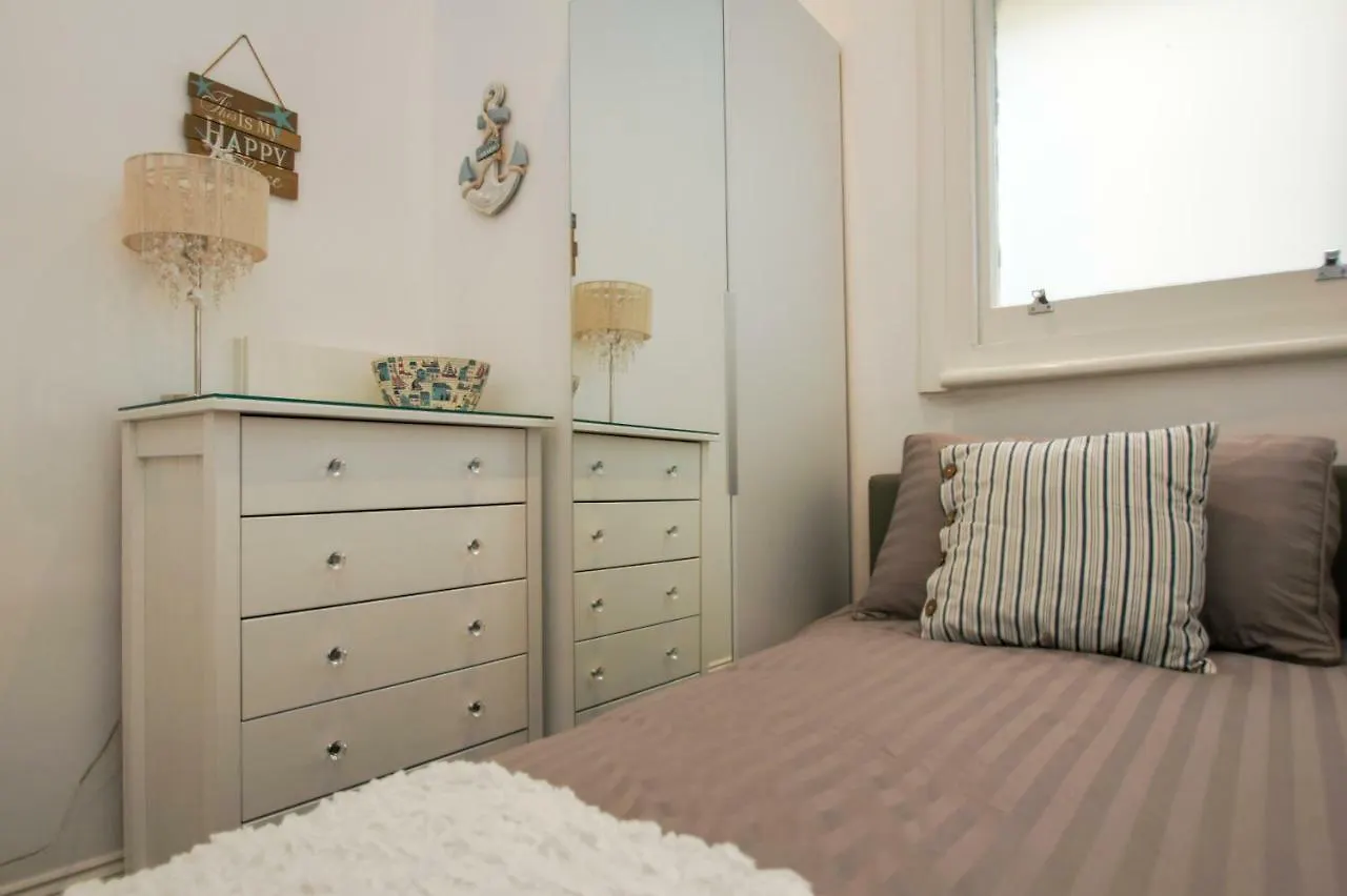 Sea Breeze Apartment - Central - By Brighton Holiday Lets United Kingdom